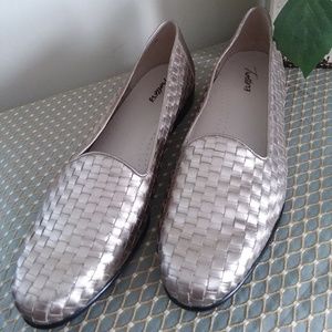 Trotters LIZ Women's Pewter Slip on Loafer SZ 12N